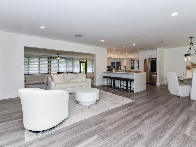 Дом в аренду по адресу 700 SW 4th Street - фото 6898720