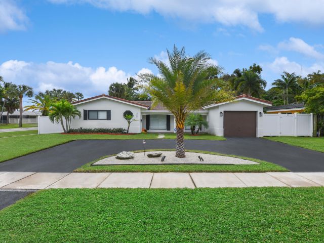 Дом в аренду по адресу 700 SW 4th Street - фото 6898723