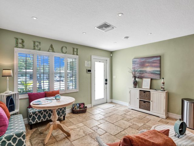 Дом в аренду по адресу 1433 NE 27th Street - фото 6893490