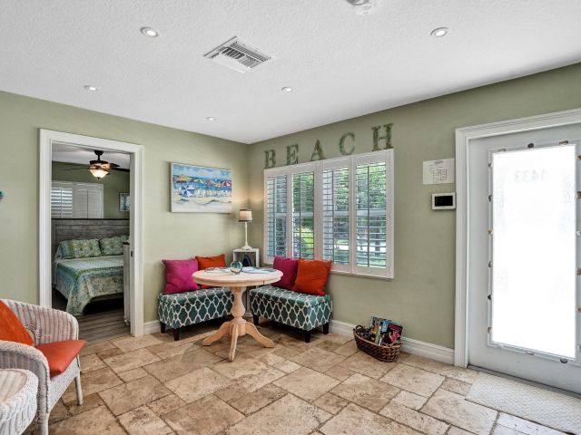 Дом в аренду по адресу 1433 NE 27th Street - фото 6893492