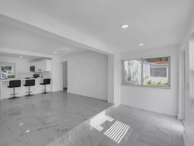 Продажа дома по адресу 2431 Coolidge St - фото 6891635