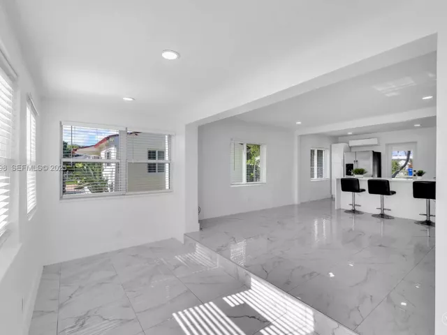 Продажа дома по адресу 2431 Coolidge St - фото 6891636