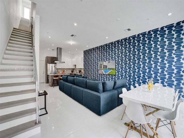 Дом в аренду по адресу 1224 NE 15th Avenue - фото 6874735