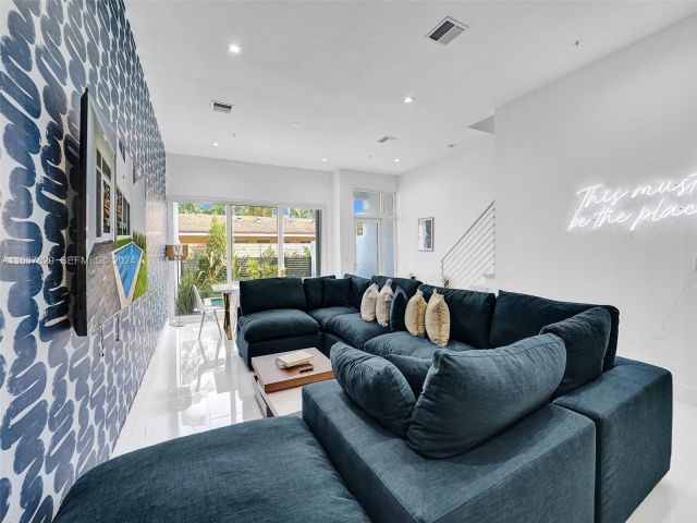 Дом в аренду по адресу 1224 NE 15th Avenue - фото 6874736