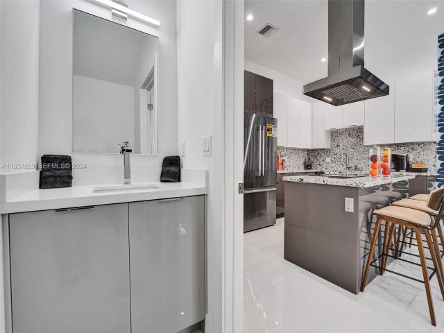 Дом в аренду по адресу 1224 NE 15th Avenue - фото 6874737