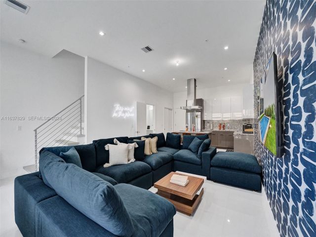 Дом в аренду по адресу 1224 NE 15th Avenue - фото 6874743