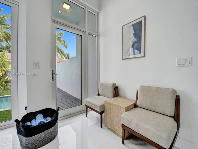 Дом в аренду по адресу 1224 NE 15th Avenue - фото 6874747