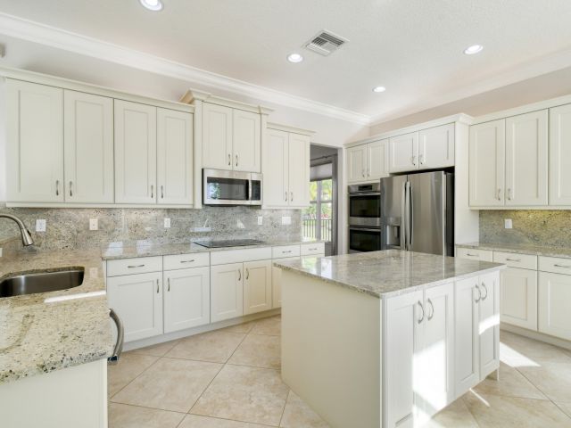 Продажа дома по адресу 7755 Maywood Crest Drive - фото 6893858