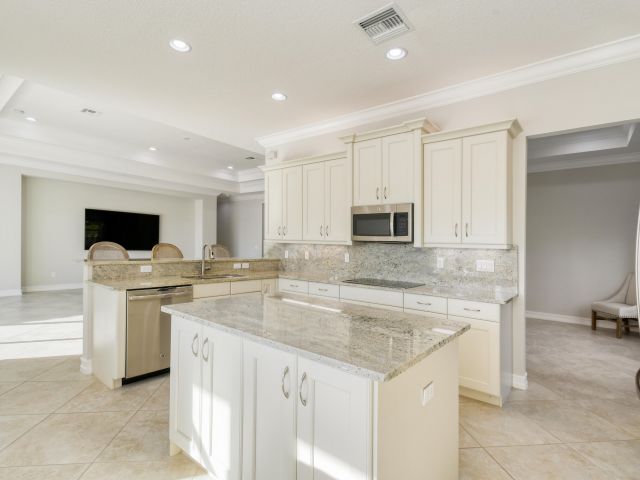 Продажа дома по адресу 7755 Maywood Crest Drive - фото 6893859