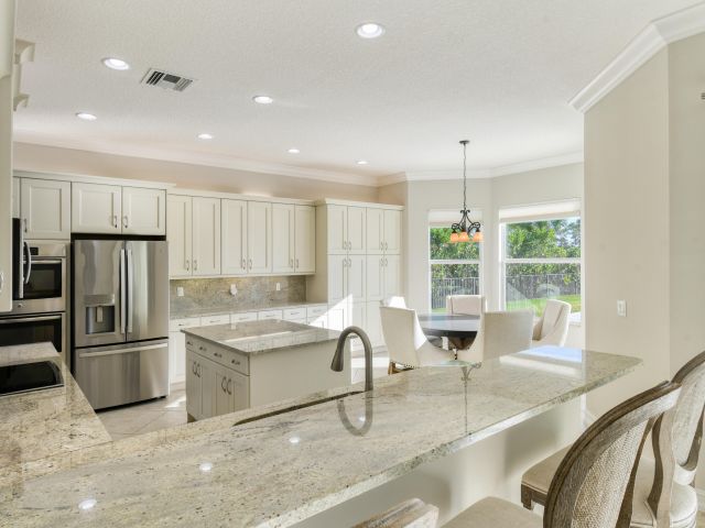 Продажа дома по адресу 7755 Maywood Crest Drive - фото 6893860