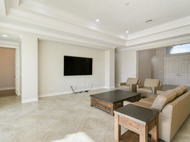 Продажа дома по адресу 7755 Maywood Crest Drive - фото 6893863