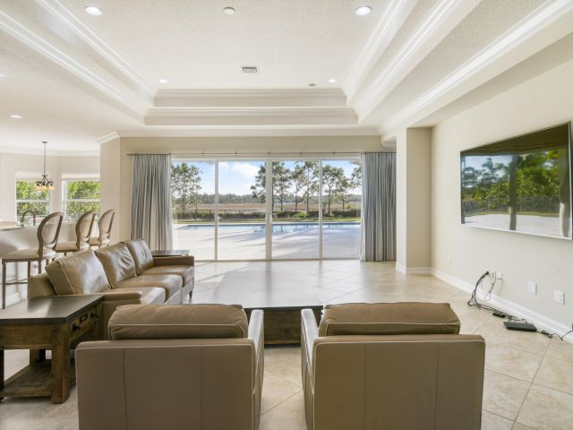 Продажа дома по адресу 7755 Maywood Crest Drive - фото 6893866