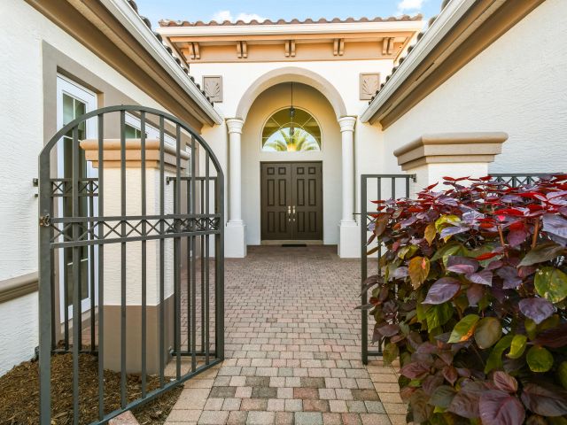 Продажа дома по адресу 7755 Maywood Crest Drive - фото 6893870