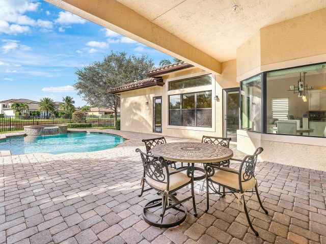 Продажа дома по адресу 16631 Chesapeake Bay Court - фото 6875630