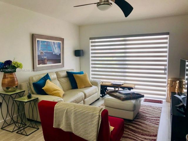 Дом в аренду по адресу 5072 NW 115th Ct - фото 7463927