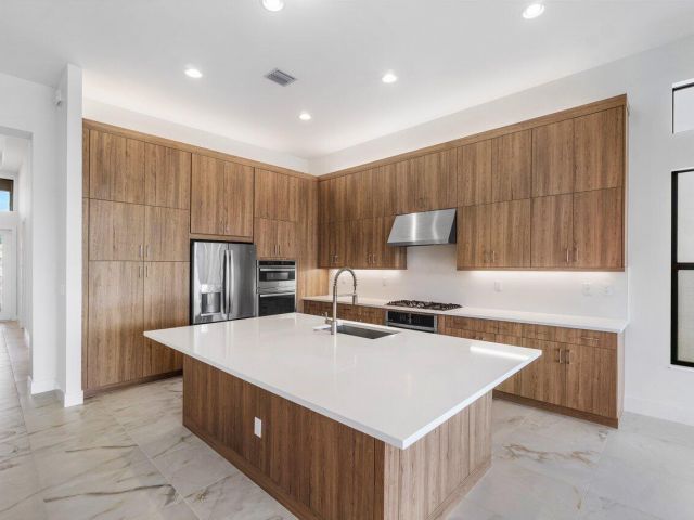 Продажа дома по адресу 8254 Royal County Down Road - фото 6894932