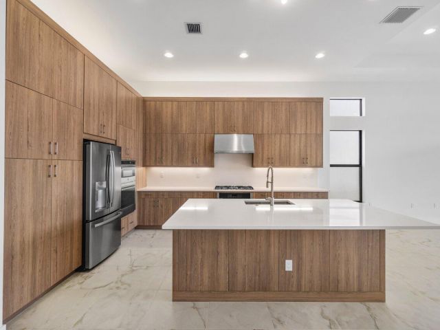 Продажа дома по адресу 8254 Royal County Down Road - фото 6894933