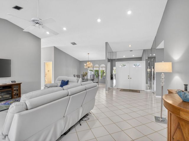 Продажа дома по адресу 2905 Riviera Drive - фото 6879569