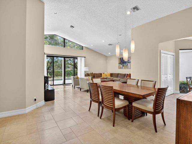 Продажа дома по адресу 5850 NW 21st Avenue - фото 6894826