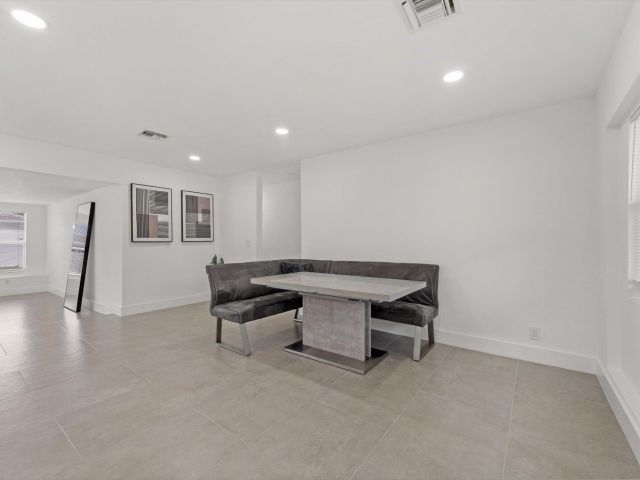 Продажа дома по адресу 521 NE 32nd Street - фото 6894868