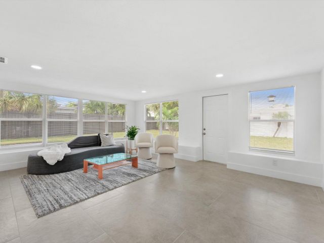 Продажа дома по адресу 521 NE 32nd Street - фото 6894869