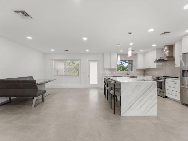 Продажа дома по адресу 521 NE 32nd Street - фото 6894871