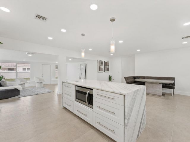 Продажа дома по адресу 521 NE 32nd Street - фото 6894873