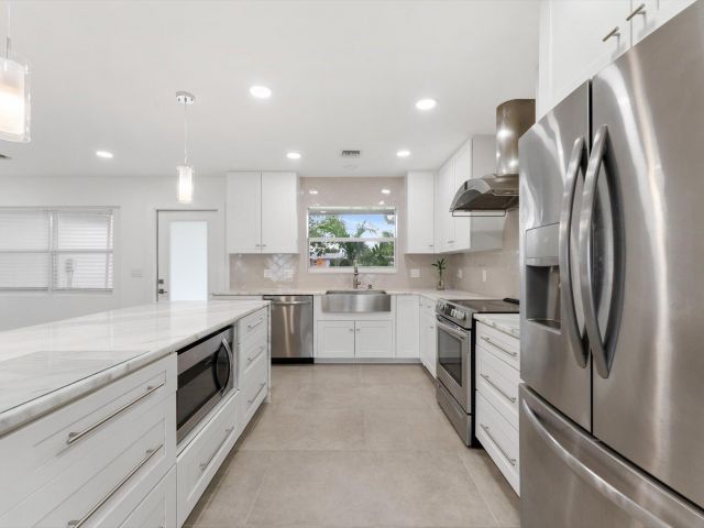 Продажа дома по адресу 521 NE 32nd Street - фото 6894874