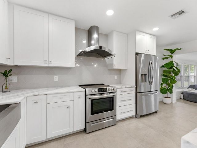 Продажа дома по адресу 521 NE 32nd Street - фото 6894875