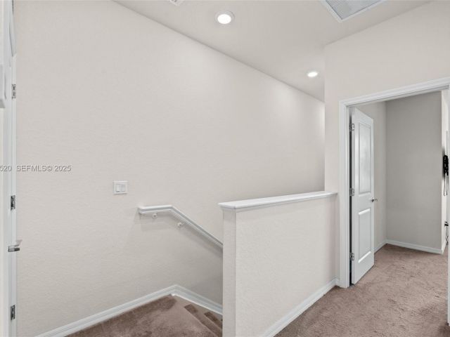 Дом в аренду по адресу 1190 Eucalyptus Dr 5 - фото 6878659