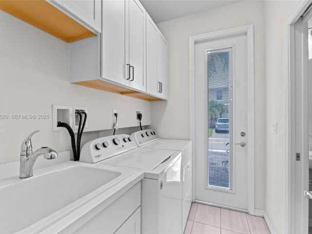 Дом в аренду по адресу 1190 Eucalyptus Dr 5 - фото 6878660