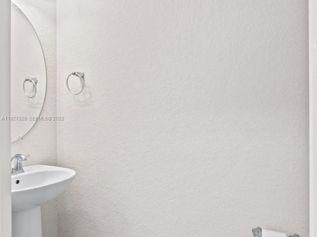 Дом в аренду по адресу 1190 Eucalyptus Dr 5 - фото 6878661