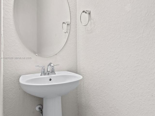 Дом в аренду по адресу 1190 Eucalyptus Dr 5 - фото 6878662