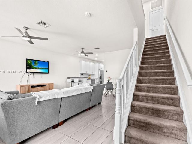 Дом в аренду по адресу 1190 Eucalyptus Dr 5 - фото 6878663