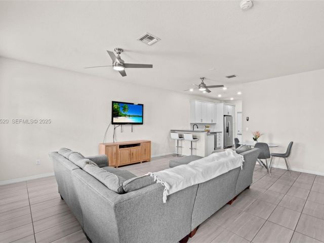 Дом в аренду по адресу 1190 Eucalyptus Dr 5 - фото 6878664