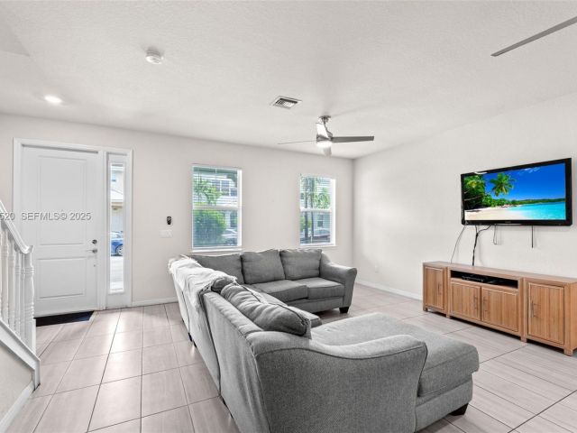 Дом в аренду по адресу 1190 Eucalyptus Dr 5 - фото 6878665