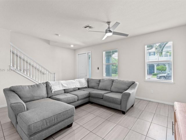 Дом в аренду по адресу 1190 Eucalyptus Dr 5 - фото 6878666