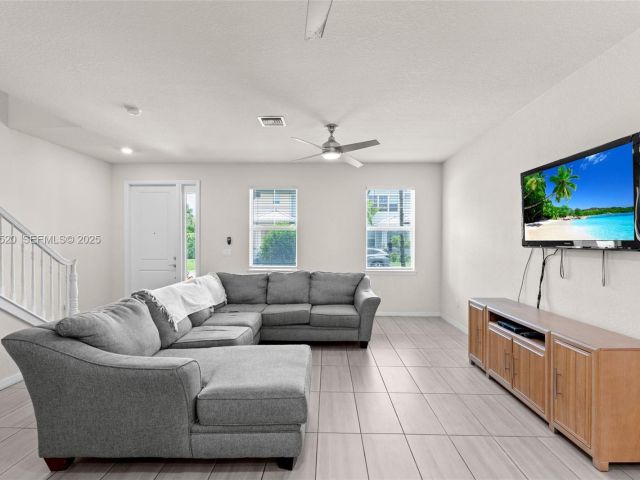 Дом в аренду по адресу 1190 Eucalyptus Dr 5 - фото 6878667