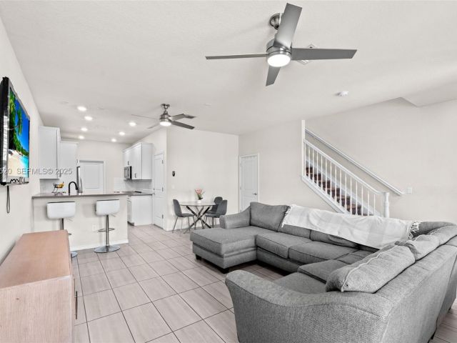 Дом в аренду по адресу 1190 Eucalyptus Dr 5 - фото 6878668