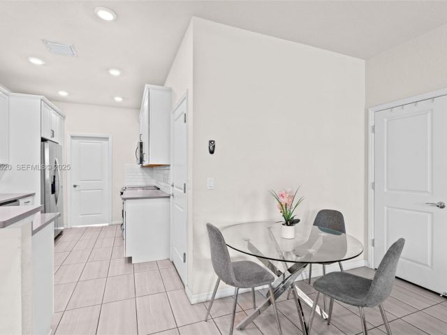 Дом в аренду по адресу 1190 Eucalyptus Dr 5 - фото 6878669