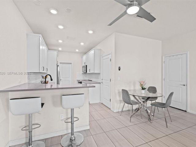 Дом в аренду по адресу 1190 Eucalyptus Dr 5 - фото 6878670