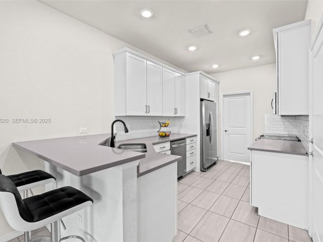 Дом в аренду по адресу 1190 Eucalyptus Dr 5 - фото 6878671