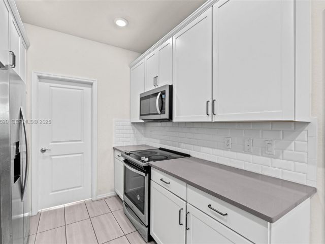 Дом в аренду по адресу 1190 Eucalyptus Dr 5 - фото 6878672