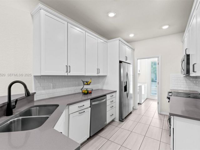 Дом в аренду по адресу 1190 Eucalyptus Dr 5 - фото 6878673