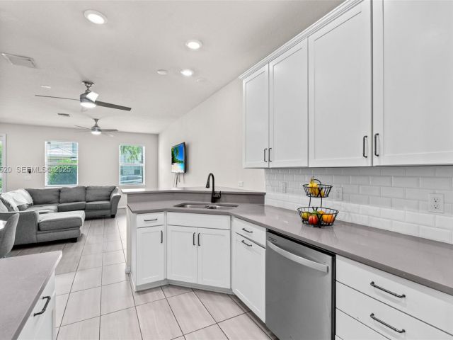 Дом в аренду по адресу 1190 Eucalyptus Dr 5 - фото 6878674