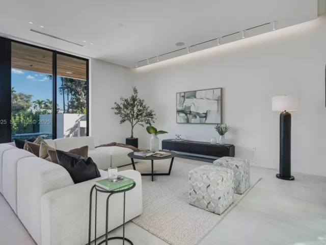 Продажа дома по адресу 8935 Froude Ave - фото 6880890