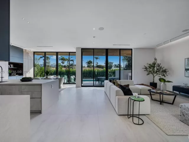 Продажа дома по адресу 8935 Froude Ave - фото 6880891