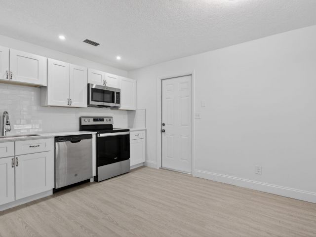 Продажа дома по адресу 208 NE 14th Avenue - фото 6898619