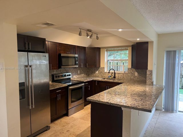 Дом в аренду по адресу 4979 SW 123rd Ter - фото 6881631