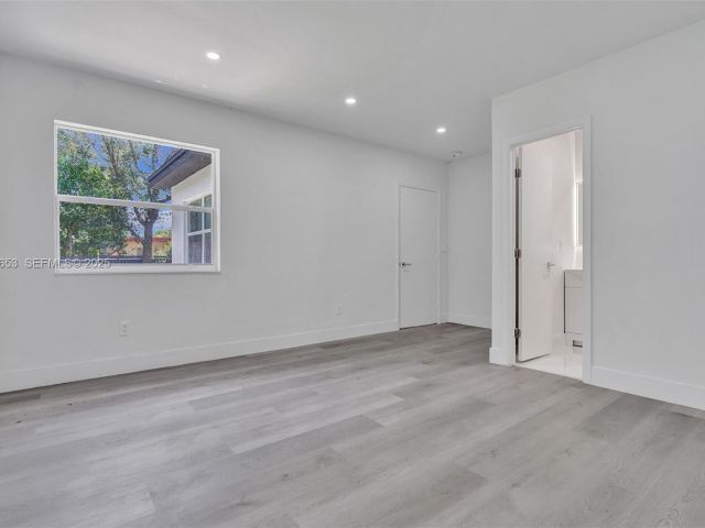 Продажа дома по адресу 1041 NE 169th St - фото 7445675